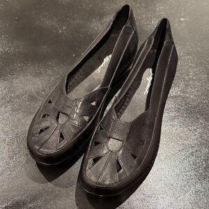 Easy spirit black leather slip ons